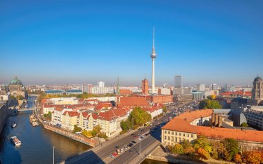 Berlin şehir merkezinde, sonbaharda aydınlık bir günde, bir hava aracı...