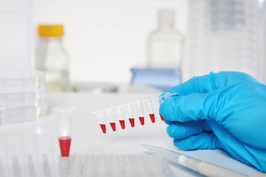 DNA amplifikasyon tüpleri ve el ile bilimsel arka plan