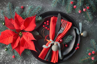 Düz yatıyordu Noel masası yeşille, kırmızı timsahla.