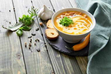 Baharatlı balkabağı çorbası, acılı ve sarımsaklı, kremalı ve... 