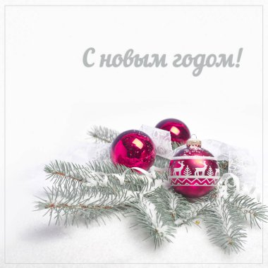 Yeni yılın kutlu olsun Rusça metni. Kar altında köknar dalları üzerinde üç eflatun mücevher, kare bileşimi beyaz arkaplanda kopyalanmış..