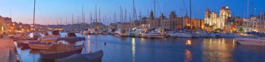 Grand Bay, Valetta, Malta 'daki Senglea marinasında yelkenli sürüyor.
