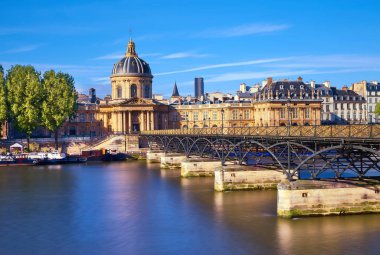 Pont des Arts, Institut de France, Paris, Franc 'a doğru gidiyor.