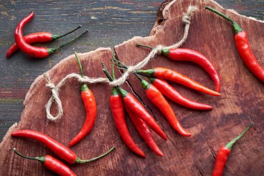 Koyu ahşap üzerine kırmızı acı biber yakın çekim, düz yatıyordu.