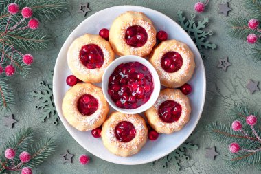 Yeşil doku üzerinde kırmızı whortleberry reçel ile Mini bundt halka kek