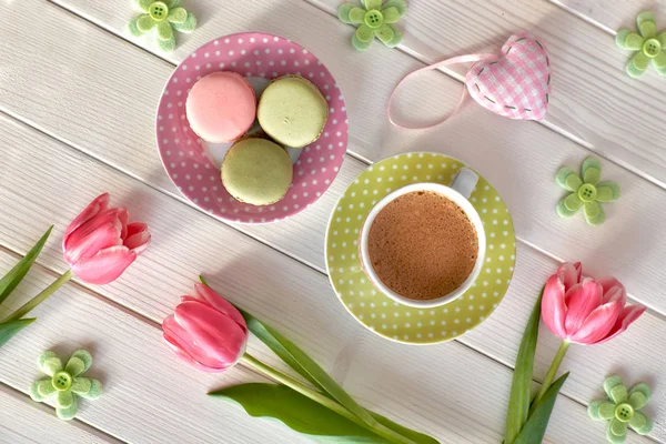 Tavaszi kávé háttér. Macaronok, eszpresszó rózsaszín pohárban, freesi — Stock Fotó
