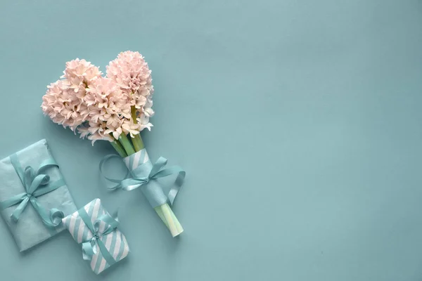 Springtime turquoise background with hyacinth and gift boxes wra — Stock Photo, Image