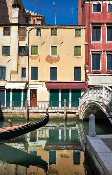 Casas antiguas y vías fluviales en el centro de Venecia en Italia —  Fotos de Stock