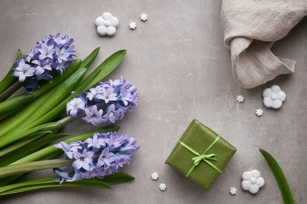 青いヒヤシンスの花、セラミック春の装飾と包まれた木 — ストック写真
