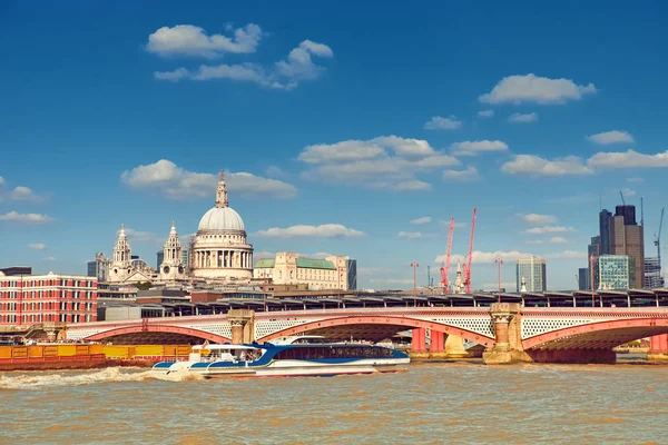 Londen, panoramisch uitzicht over de Theems met St. Paul en Londo — Stockfoto
