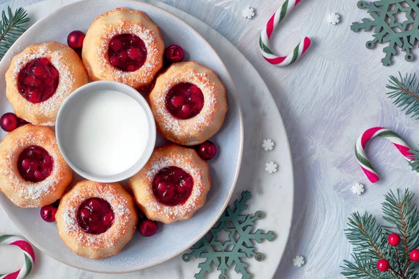 Mini bundt gyűrű sütemények piros áfonya lekvár könnyű backgro — Stock Fotó