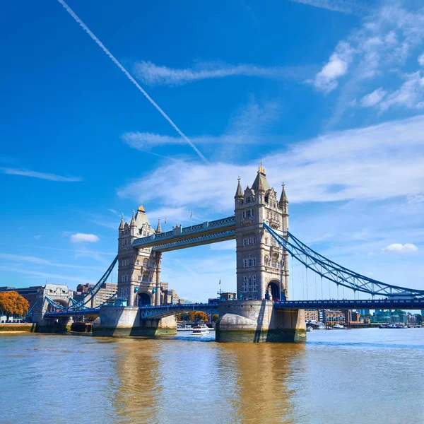 Tower Bridge en un día soleado en Londres, imagen panorámica cuadrada — Foto de Stock