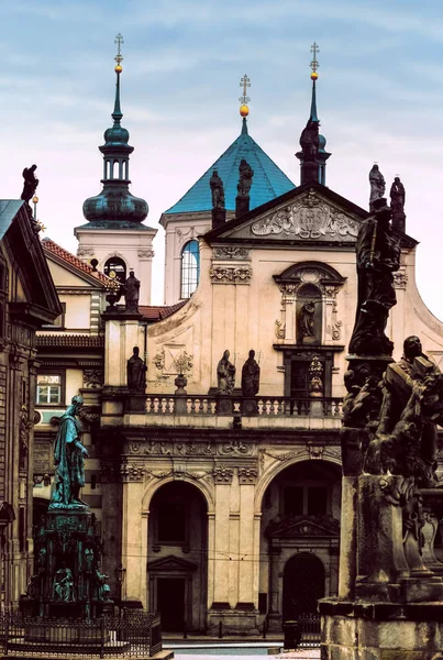 Kostel de St. Salvator e torres de Klementinum em Pragie — Fotografia de Stock