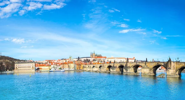 Charles Bridge and historical buildings in Prague from across th — Stock Photo, Image