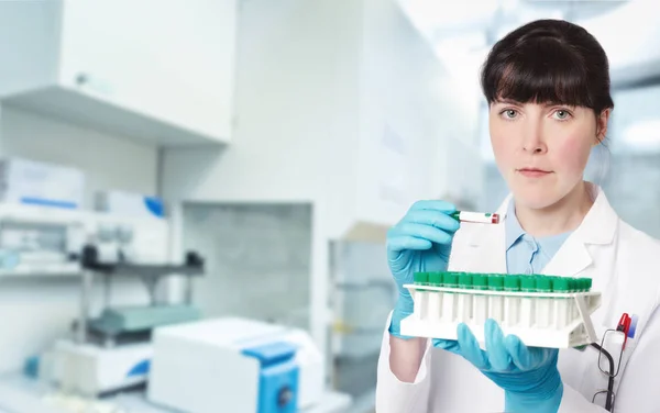 Femme jeune médecin stagiaire, technicienne ou scientifique dans le domaine de la recherche — Photo