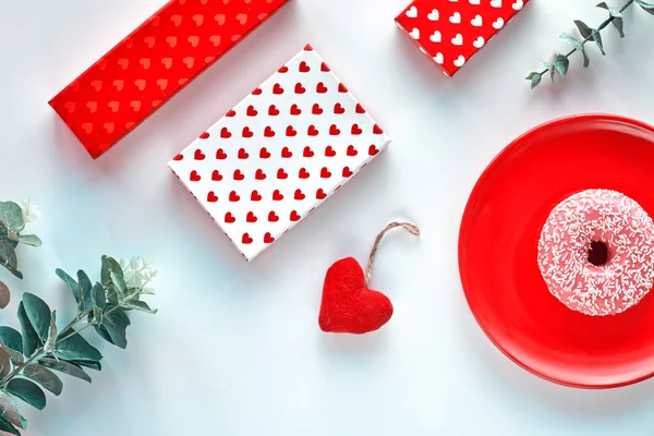 Día de San Valentín plano laico, vista superior en rojo, blanco y verde colores menta. Papel geométrico bicolor dividido blanco, rojo y verde menta fondo con cajas de regalo, fieltro corazón y sauce coño. Feliz San Valentín ! — Foto de Stock