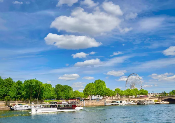巴黎河岸，有摩天轮，有协和轮和乘客b — 图库照片
