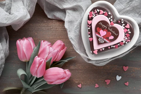 발렌타인 하트 케이크에 행복 한 발렌타인데이 와 분홍색 튤립 — 스톡 사진