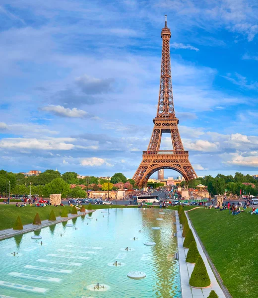 法国，巴黎，斯普林，一个晴朗的下午，埃菲尔铁塔 — 图库照片