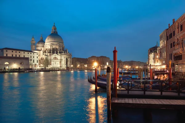 Iglesia iluminada Santa Maria della Salute en Venecia, Italia —  Fotos de Stock