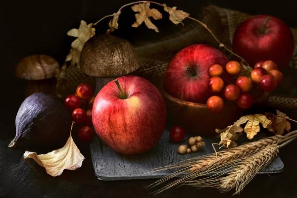Bodegón de otoño en tono bajo con manzanas rosadas y decoratio de otoño — Foto de Stock