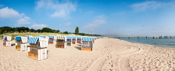 Praia de areia e cadeiras de praia de madeira tradicionais na ilha Rugen — Fotografia de Stock
