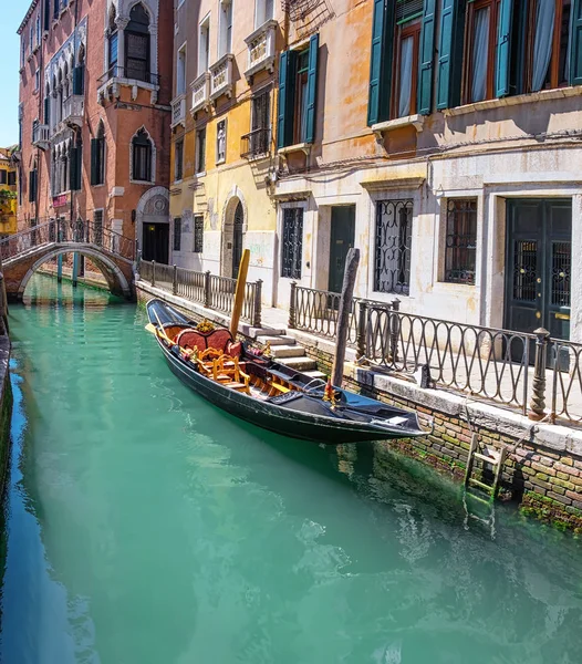 Gondol, eski binalar ve Venedik 'in merkezinde köprü. — Stok fotoğraf
