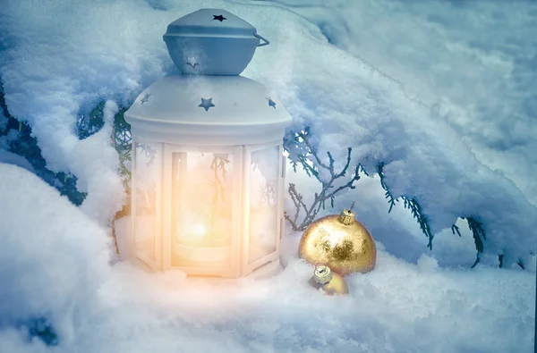 Маленькие зимние фонарики на свежем воздухе на рождественской елке под снегом — стоковое фото