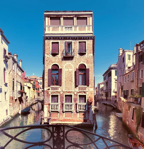 Casas antiguas y vías fluviales en el centro de Venecia en Italia — Foto de Stock