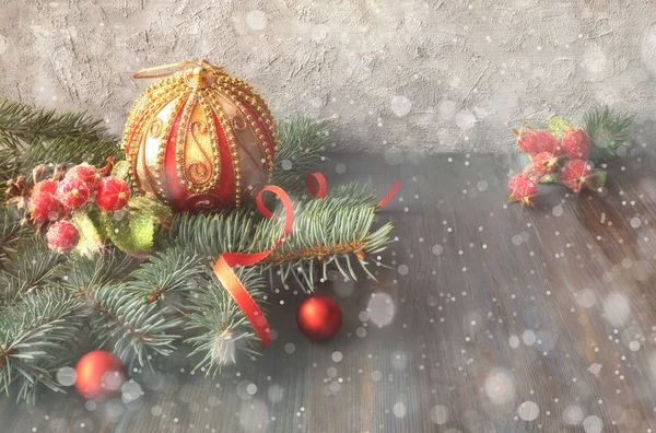 Ramoscelli di Natale decorati su sfondo in legno rustico, filtrato — Foto Stock