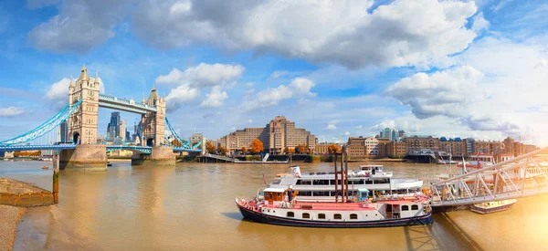 Immagine panoramica del Tower Bridge a Londra in autunno — Foto Stock