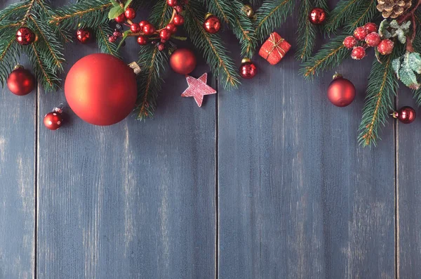 Fond saisonnier avec des brindilles décorées d'arbres de Noël sur fond sombre — Photo