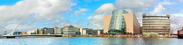 Dublin 'deki Liffey nehrindeki modern binalar ve ofisler — Stok fotoğraf