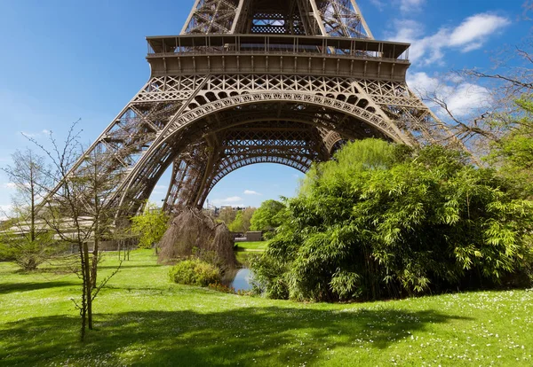 巴黎，埃菲尔铁塔在春光明媚的一天 — 图库照片
