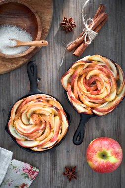 Demir pişmiş gül şeklinde elma dilimleri ile ev yapımı puf böreği