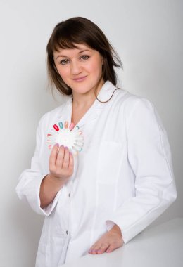  üniformalı genç manikürcü