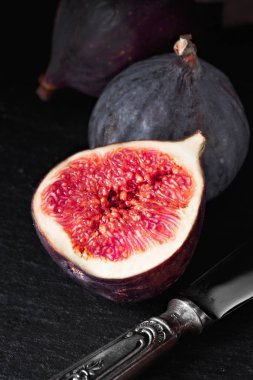 Taze incirlere yakın çekim yap.