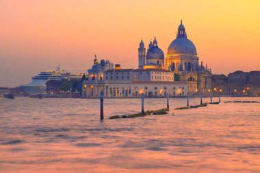 Gemi Venedik 'te Santa Maria della Sallute' u geçiyor.