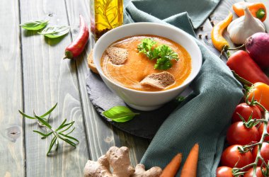 Kıtır kıtır ve maydanozlu baharatlı sebze çorbası.