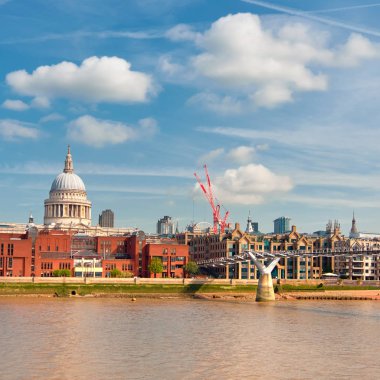 Milenyum Köprüsü 'nün panoramik görüntüsü ve St. Paul' un parlak...