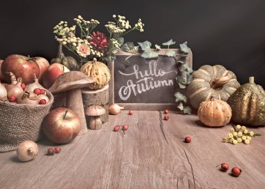 Elma, süs ve metin ile sonbahar düzenlemesi 