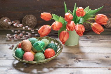  Kırmızı laleler, Paskalya yumurtaları ve kırsal kesimde bahar süslemeleri.