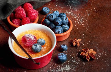 Krem brulee (krem brulee, yanık krem) ahududu ve mavi ile