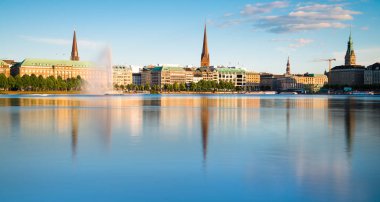Hamburg, iç Alster Gölü 'nün karşısında. 