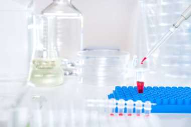 analiz, metin alanı için tek kullanımlık plastik tüp içine biyolojik örnek yükleme