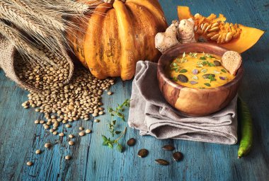 Balkabağı ve mercimek kreması çorbası zeytin ağacından kasede servis edilir.