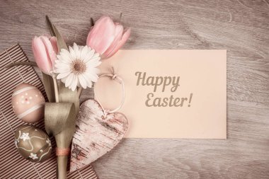 Tahtadaki yumurta ve çiçeklerle Paskalya düzenlemesi.