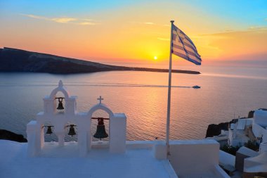 Oia, Santorini 'deki yerel bir kilisede Yunan bayrağı