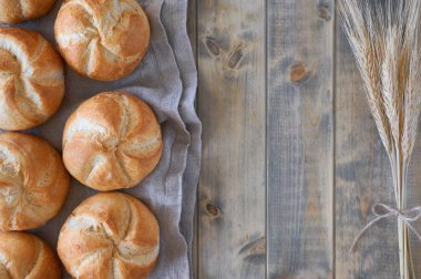 Kaiser ya da Viyana olarak bilinen yuvarlak ekmek ruloları lin üzerinde yuvarlanır.