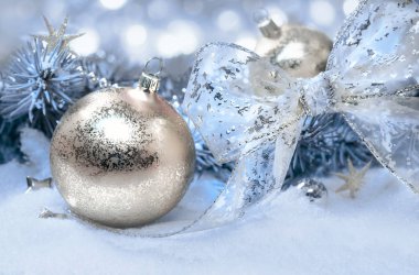 Altın ve mavi Noel süsleri